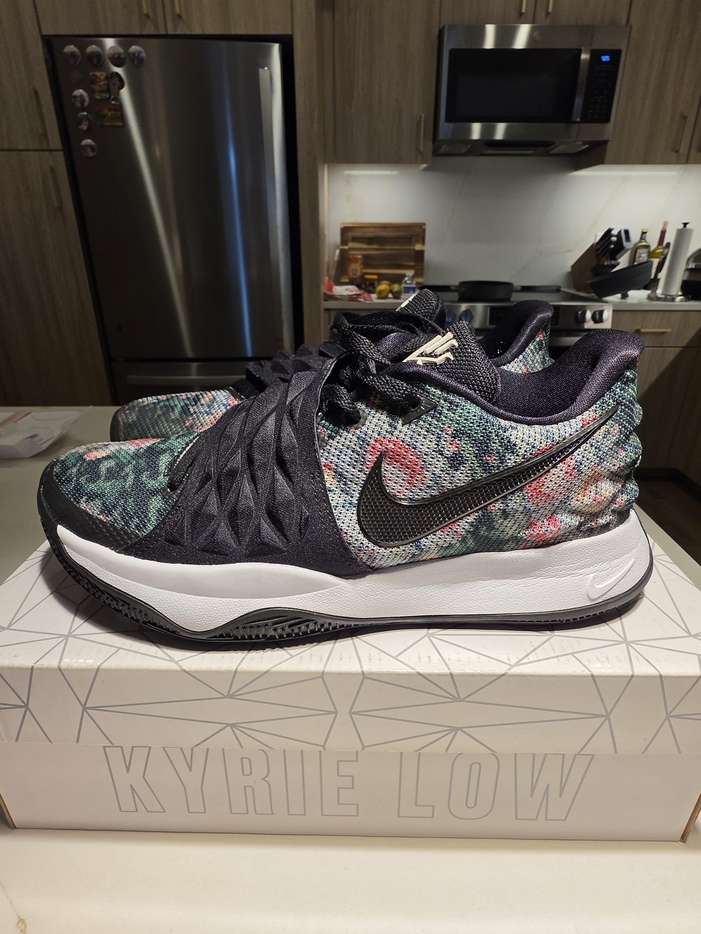 Nike Kyrie Low Basketball Shoes - Size 9